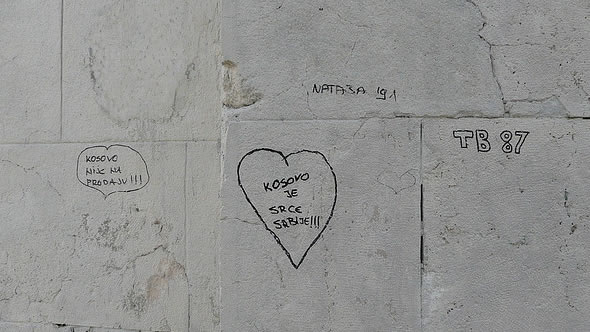 Grafiti in Zemun, Serbia: "Kosovo is not for sale" (left), "Kosovo is the heart of Serbia" (right). Photo: flickr/Jonathan Davis