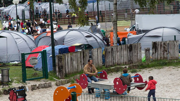 Refugees in Maximilian Park in Brussels. Photo: flickr/William Linthout