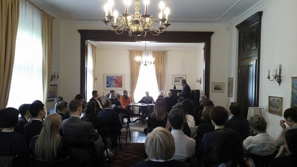 Adnan Cerimagic speaking in Sarajevo with students of the Diplomatic Academy of Vienna. Photo: Diplomatic Academy of Vienna