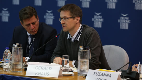 Miltiadis Varvitsiotis – Gerald Knaus. Photo: Delphi Economic Forum