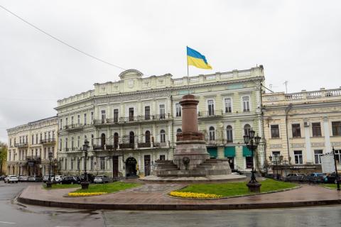 The former munument of Katharina the Great in the centre of Odesa, now replaced by an Ukrainian flag. Photo: Kristof Bender/ESI
