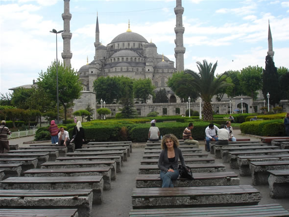Keti in front of the Blue Mosque (Sultan Ahmet Mosque) in Istanbul