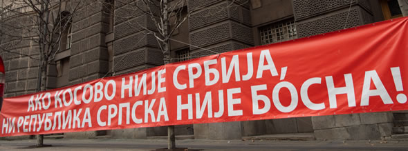 “If Kosovo is not Serbia, Republika Srpska is not Bosnia!” says this banner in front of the Serbian Ministry of Foreign Affairs. Foto: ESI/Kristof Bender