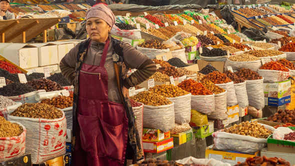 Market seller at the Osh Bazaar in Bishkek. Photo: Kristof Bender/ESI