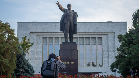 Bishkek hosts one of the last Lenin monuments, now a favorite picture spot for tourists. Photo: Kristof Bender/ESI