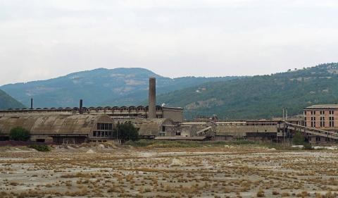 Fabric and accumulators of Trepça mine. Photo: Wikimedia Commons / Erik Albers